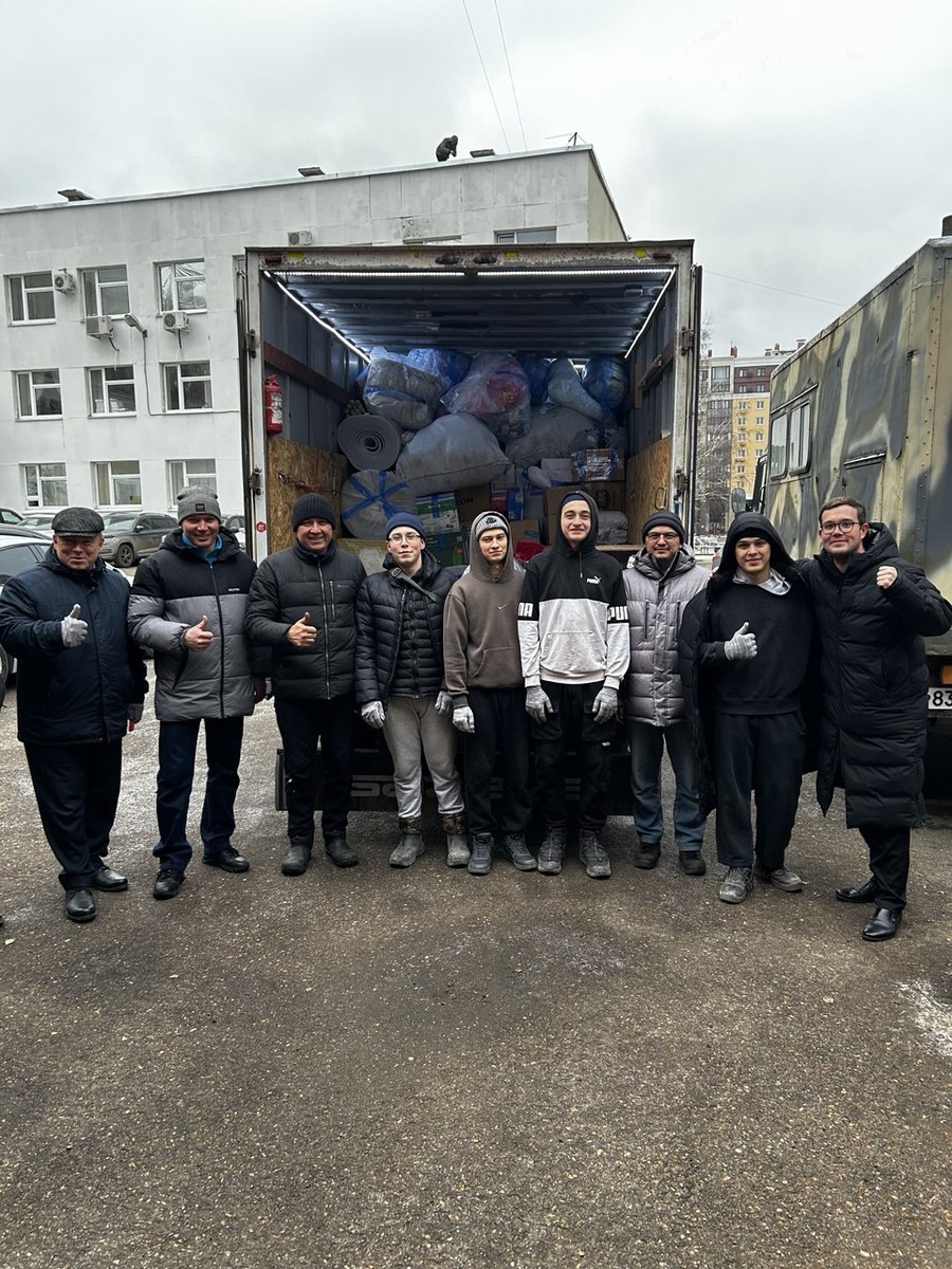 Студенты-волонтеры колледжа помогли в погрузке гуманитарной помощи для бойцов СВО