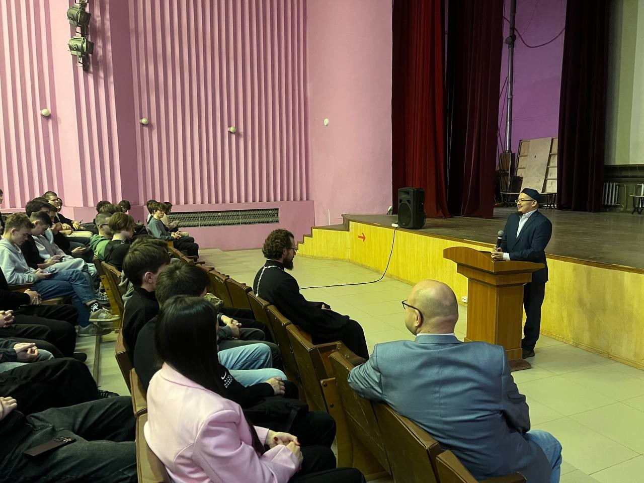 Традиционные семейные ценности: встреча в авиационном техникуме